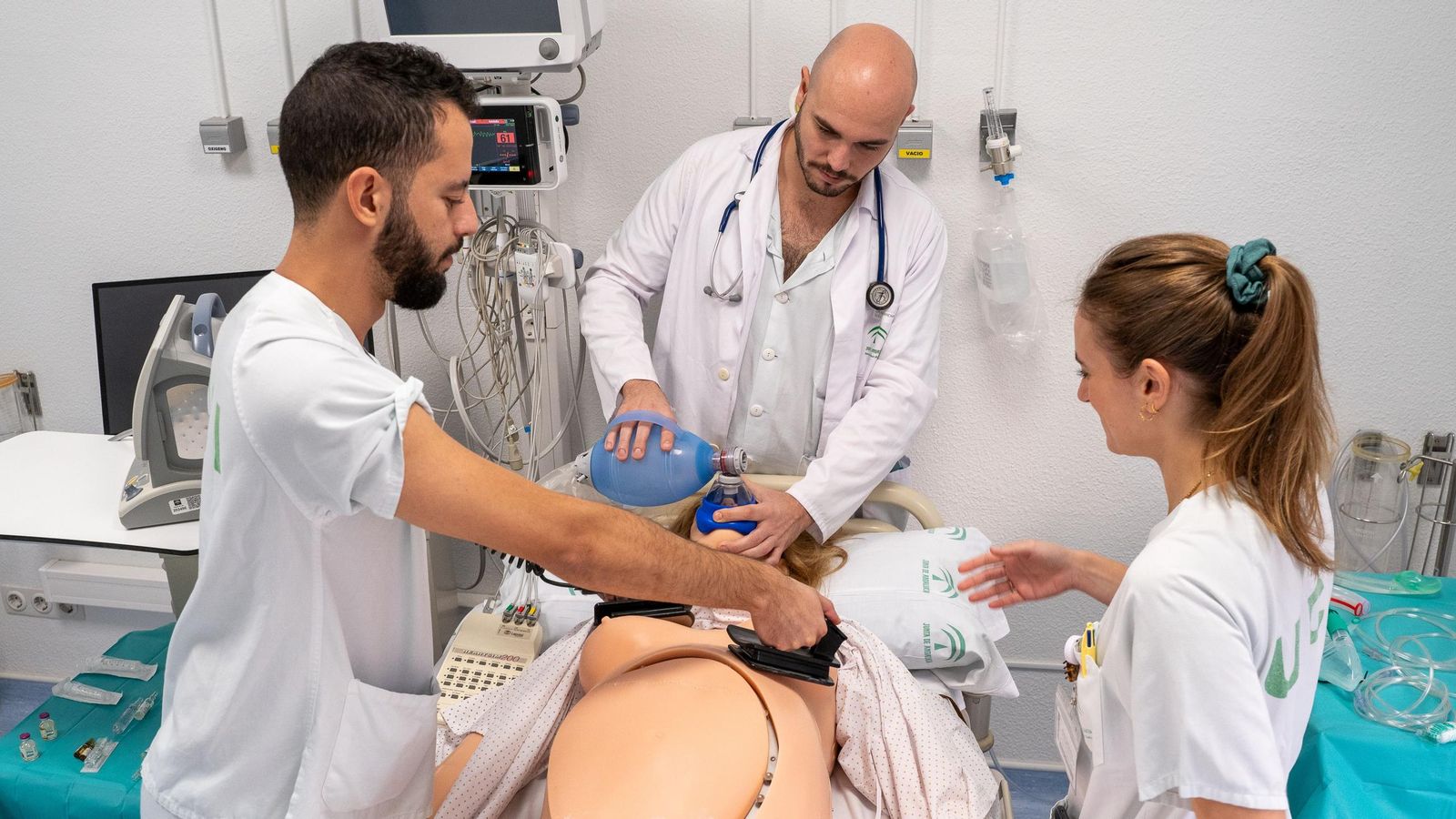 Momento de la simulación con la maniquí en el Virgen de las Nieves de Granada