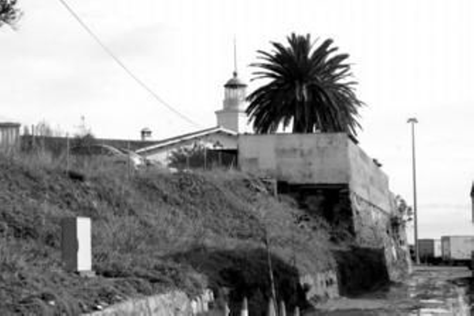 Antiguo faro de la Isla Verde Exterior junto a la zona recuperada por la Autoridad Portuaria.