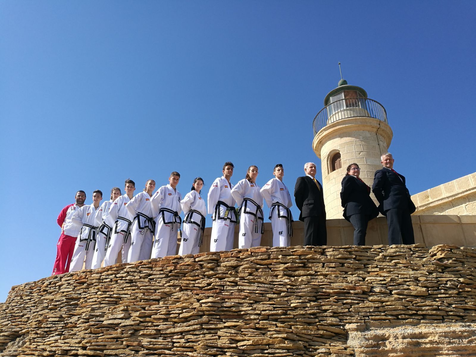 La expedición de deportistas de Roquetas, antes de partir hacia Dublín.