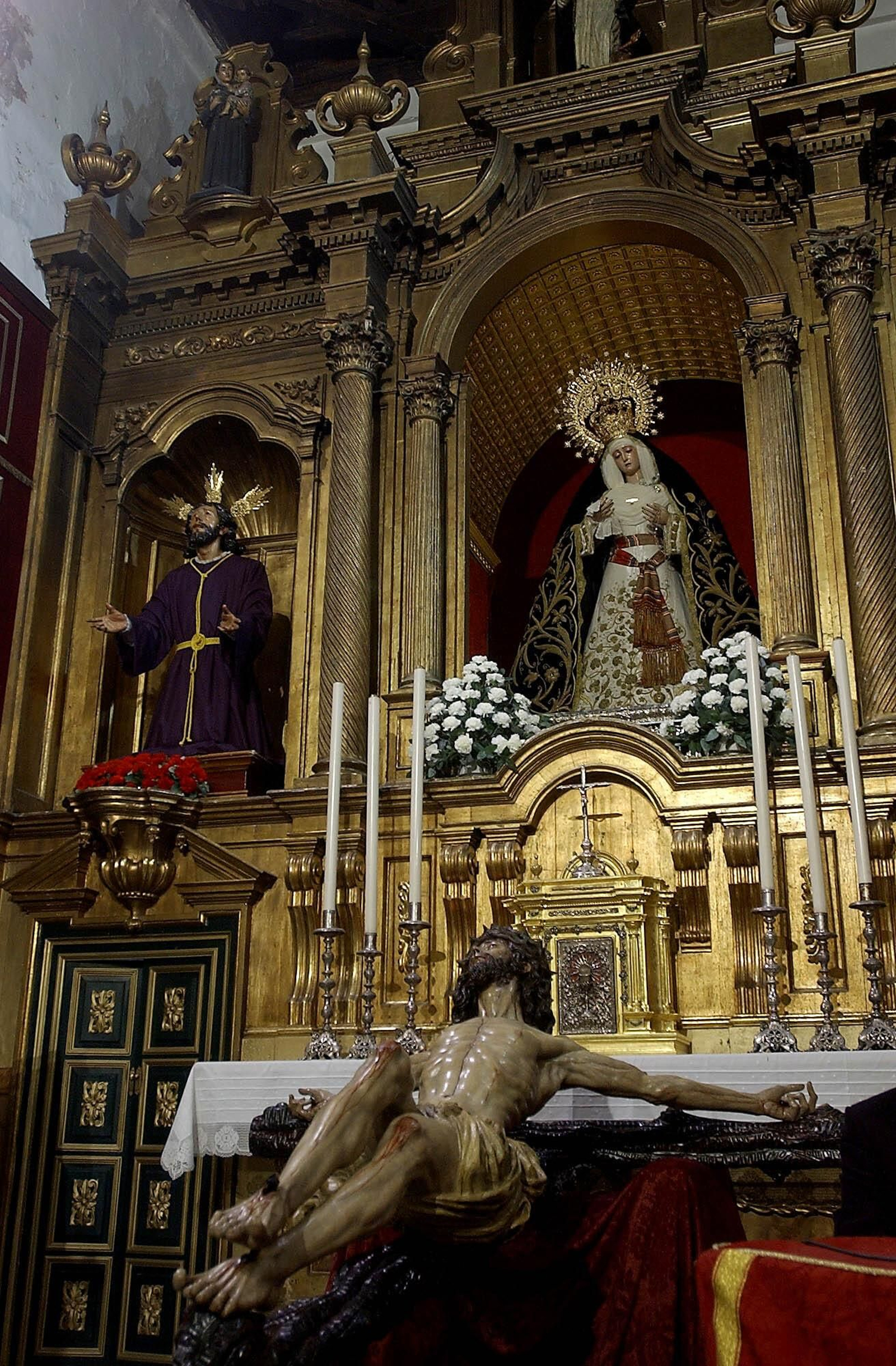 El Cristo de la Salud ante el altar mayor de la Capilla de Montesión.
