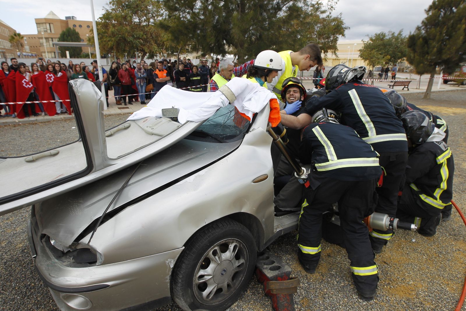 Las imágenes del simulacro de accidente con víctimas en la UAL