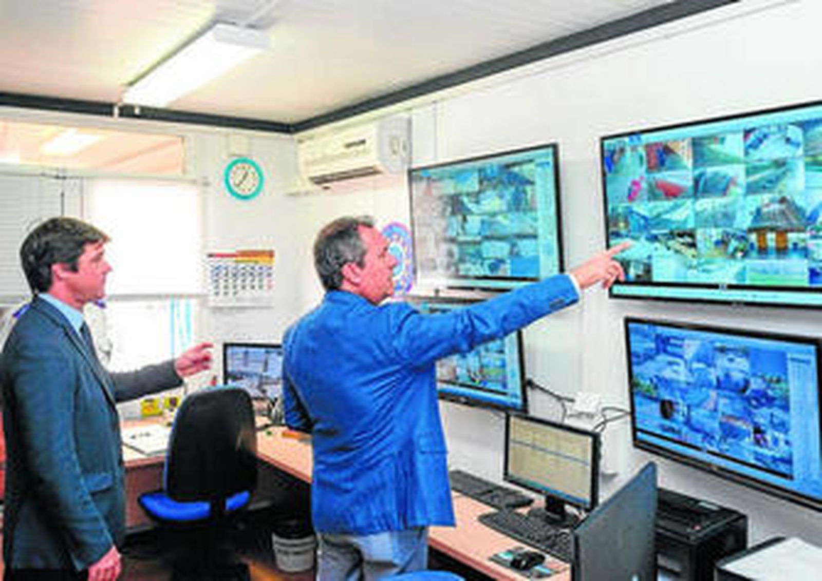 El alcalde, Juan Espadas, en el nuevo centro de control de operaciones del IMD.