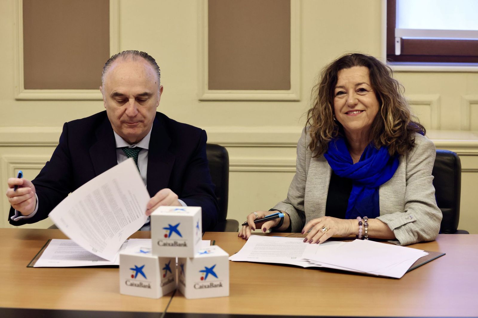 Juan Ignacio Zabra, delegado territorial de CaixaBank en Andalucía y la consejera de Educación en la firma del convenio.