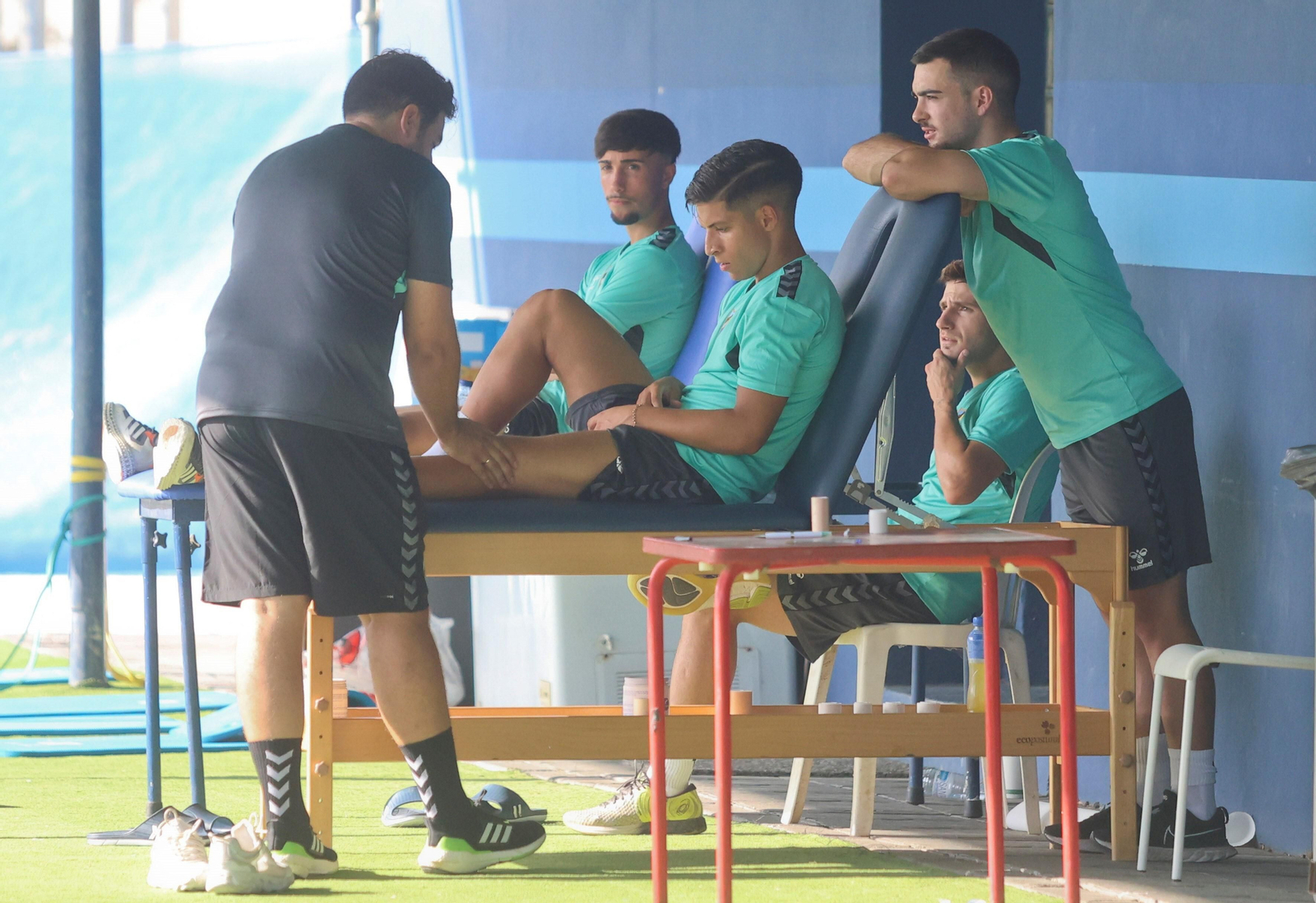 Cristian, al fondo, con otros compañeros tocados.