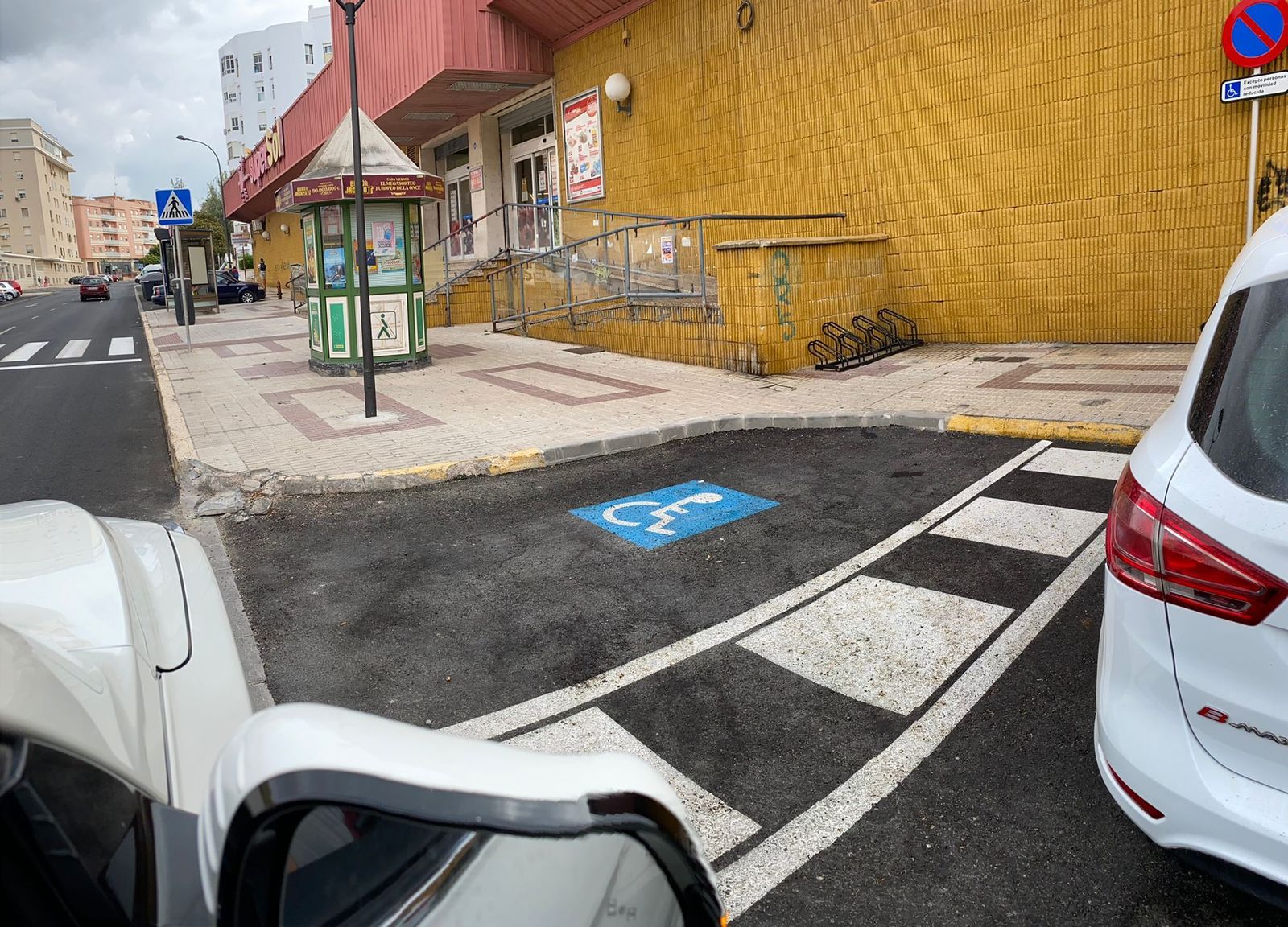 Aparcamientos para movilidad reducida en José Ramos Borrero con barreras arquitectónicas alrededor.