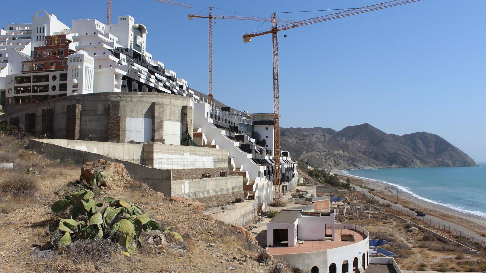 El edificio ocupa la totalidad de un paisaje hasta comienzos de siglo era casi virgen. El edificio ocupa la totalidad de un paisaje hasta comienzos de siglo era casi virgen.