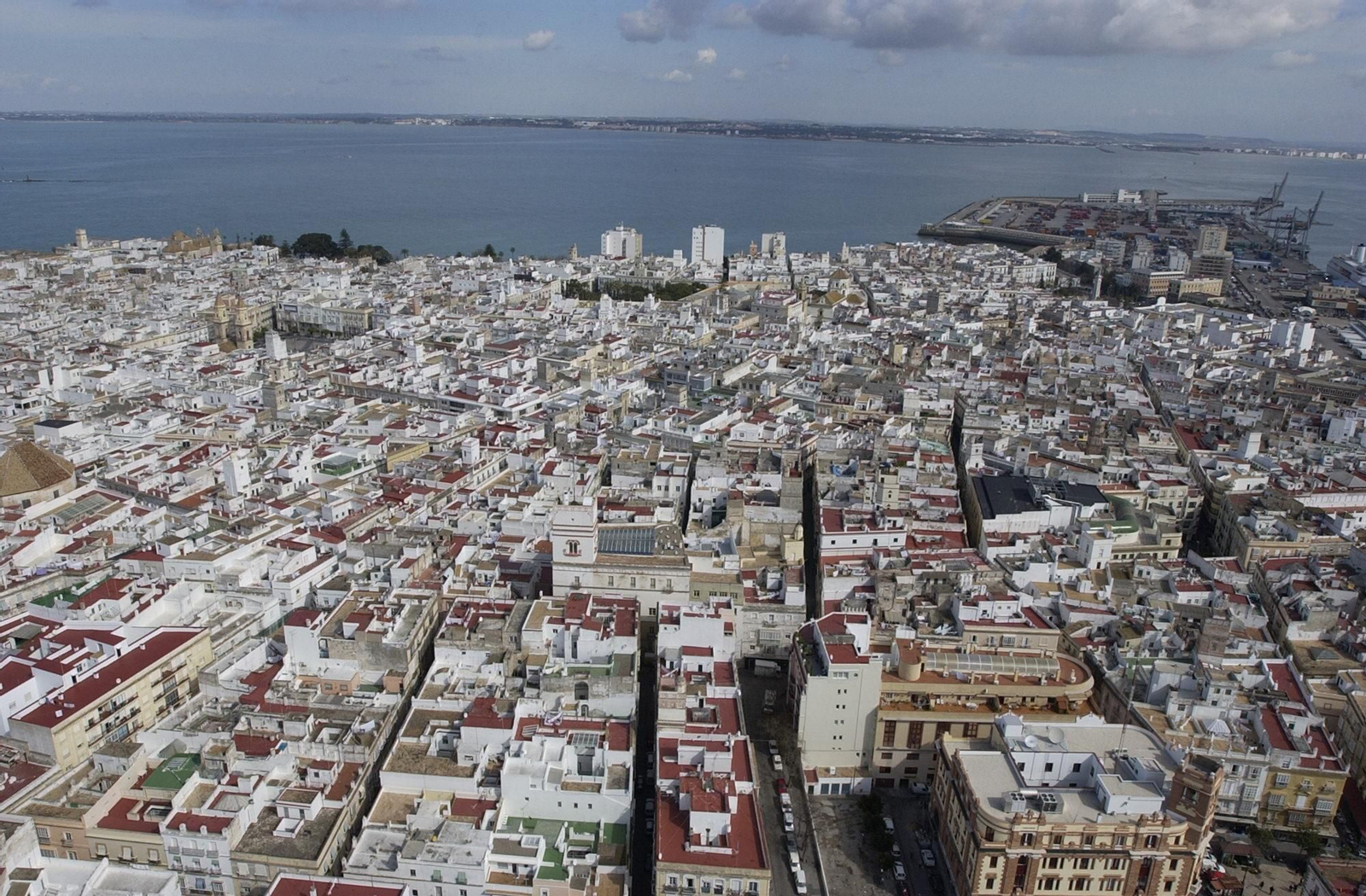 El casco antiguo de Cádiz es casi una isla totalmente ocupada.