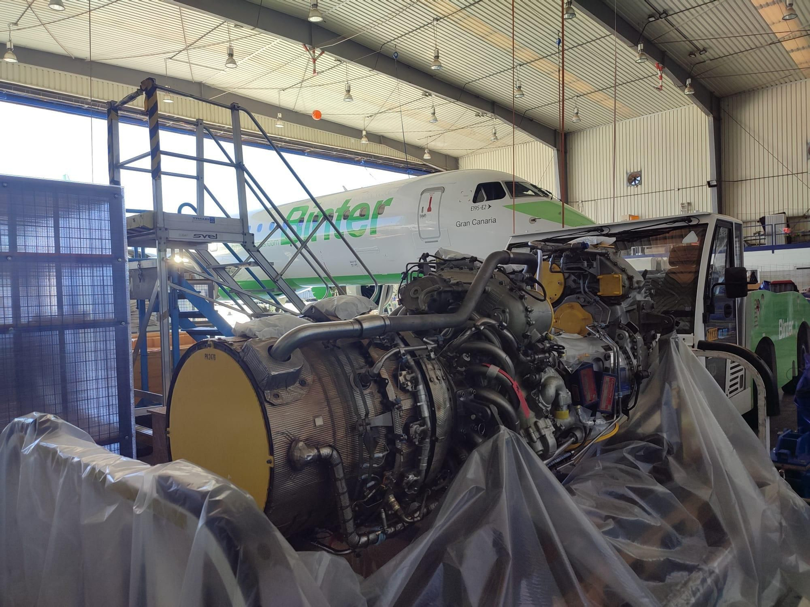 Un paseo en imágenes por el hangar de Binter, donde se revisan los aviones que vuelan a Córdoba