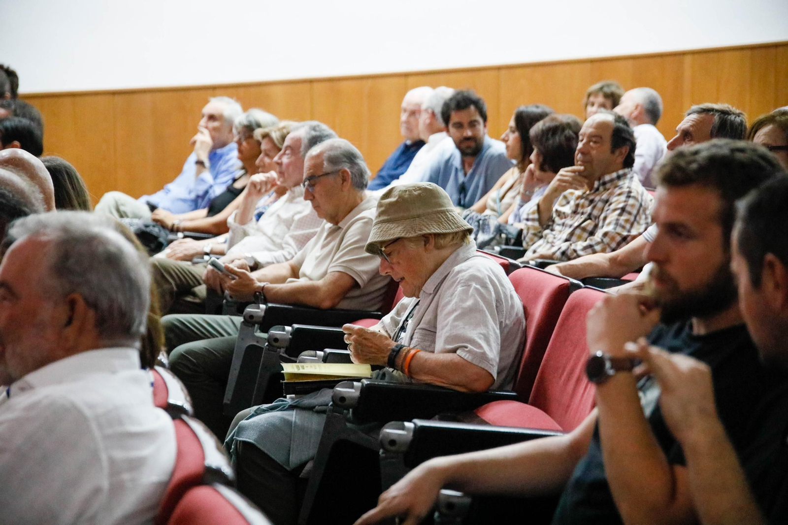 Imágenes de la presentación del documental "Almagrera, un sueño minero" en la biblioteca Villaespesa de Almería