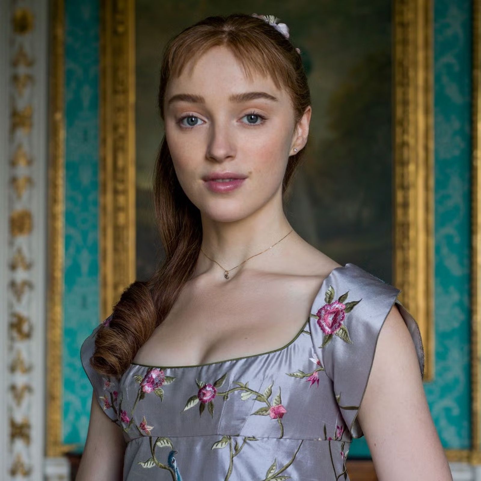 Daphne Bridgerton apuesta por ondas suaves y laterales que sirven de inspiración a las invitadas más románticas.