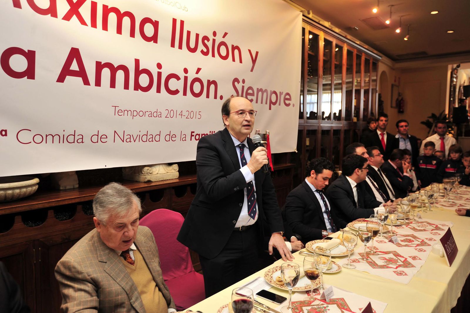José Castro, micrófono en mano, pronuncia su discurso oficial en la Navidad de 2014 en consonancia con el lema "Máxima ilusión, máxima ambición, siempre".