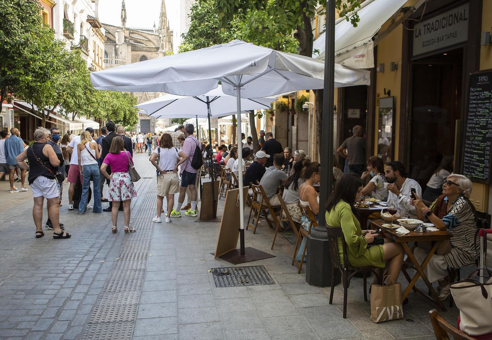 Un nutrido grupo de personas coinciden en una céntrica calle de la capital.