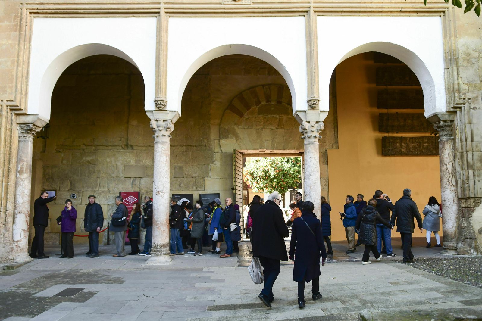Un grupo de turistas en la Mezquita-Catedral de Córdoba