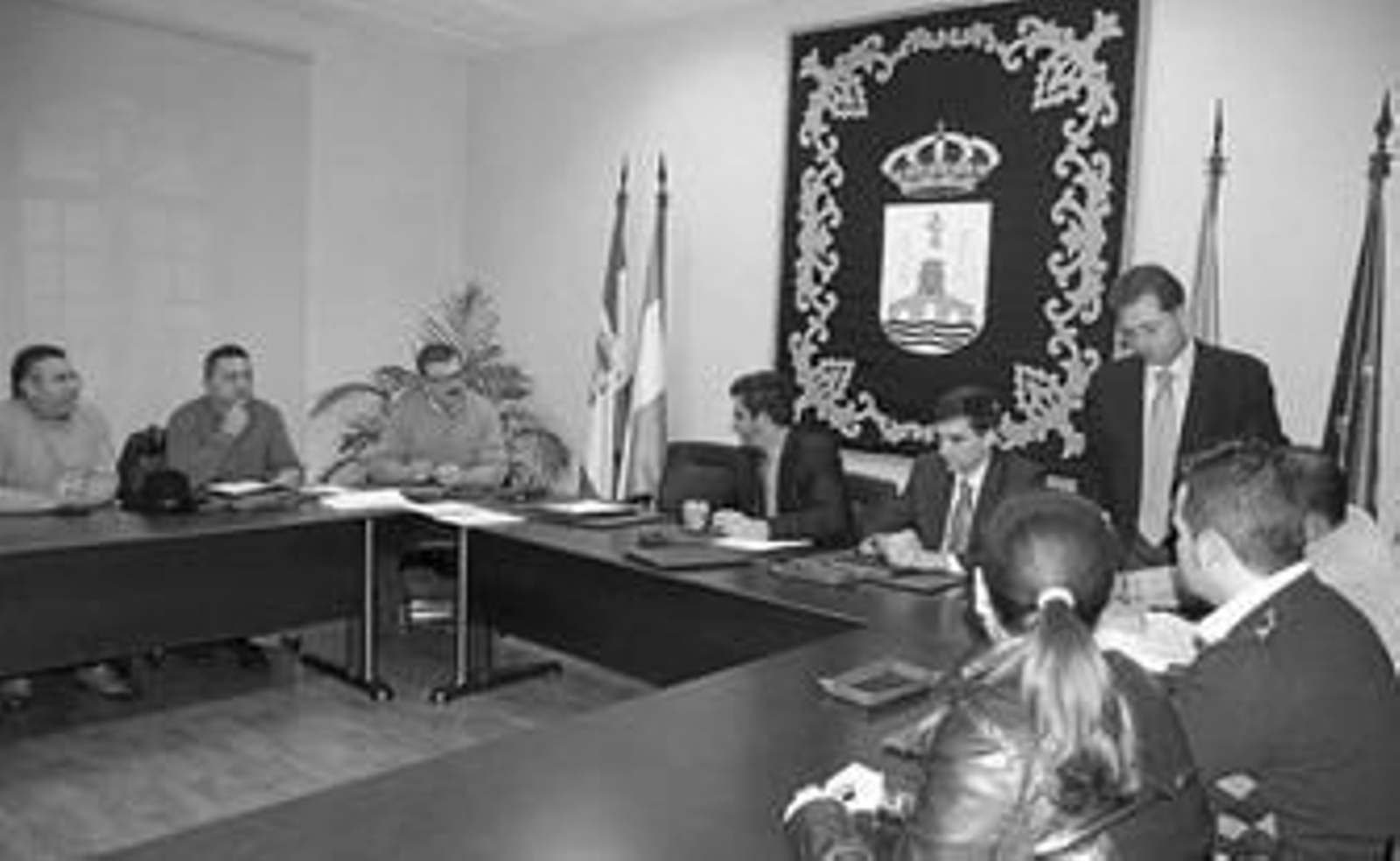 El alcalde, Antonio Gutiérrez Limones, en el centro, firmó un convenio ayer para fomentar el comercio local.