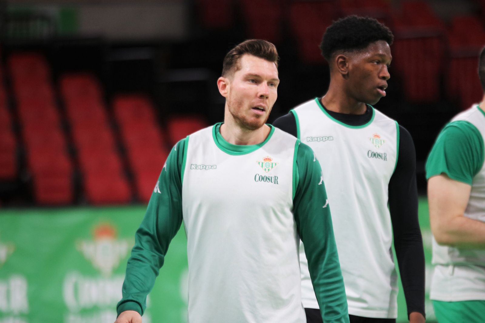 Dairis Bertans, en un entrenamiento de la pasada temporada junto a Magassa.