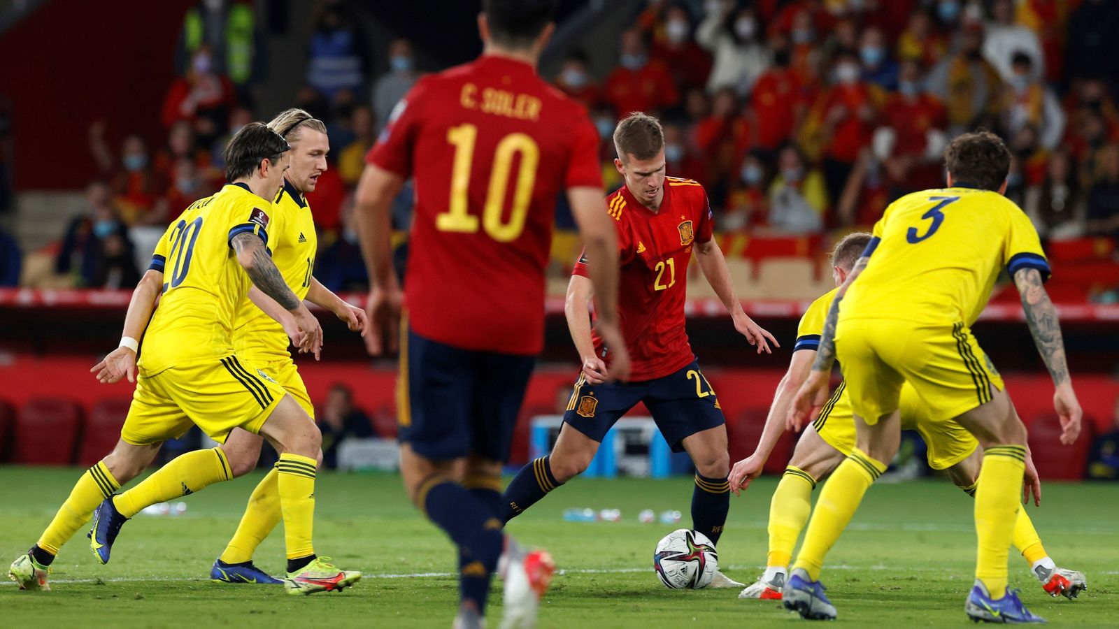 Dani Olmo, rodeado de jugadores suecos.