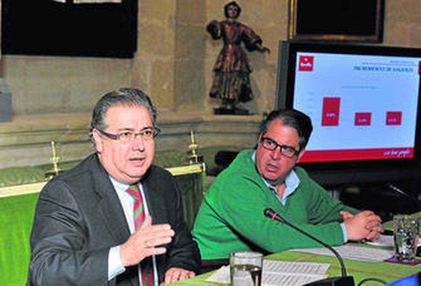 El alcalde, Juan Ignacio Zoido, y el delegado de Turismo, Gregorio Serrano, en la comparecencia de ayer en el Ayuntamiento.