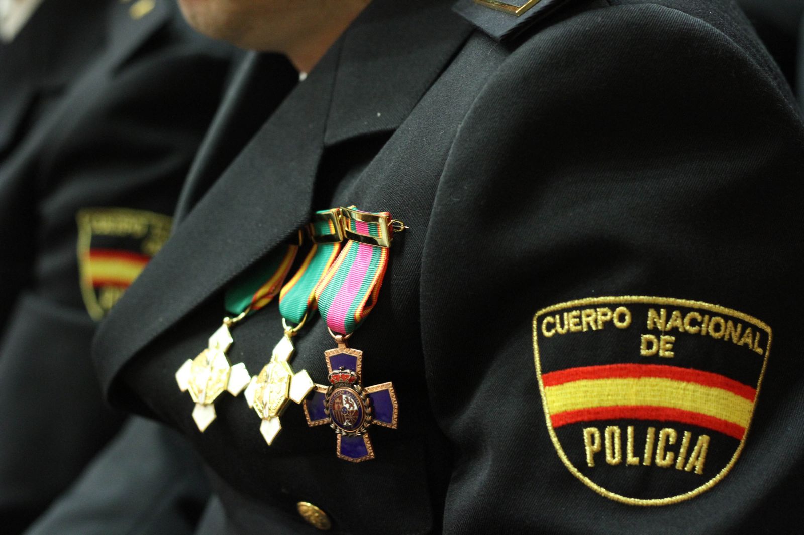 Un agente de la Policía Nacional luce sus condecoraciones.