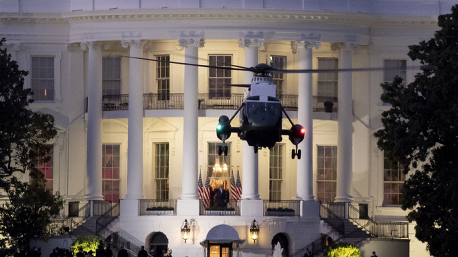 El helicóptero presidencial, el Marine One, abandona la Casa Blanca tras trasladar al presidente.