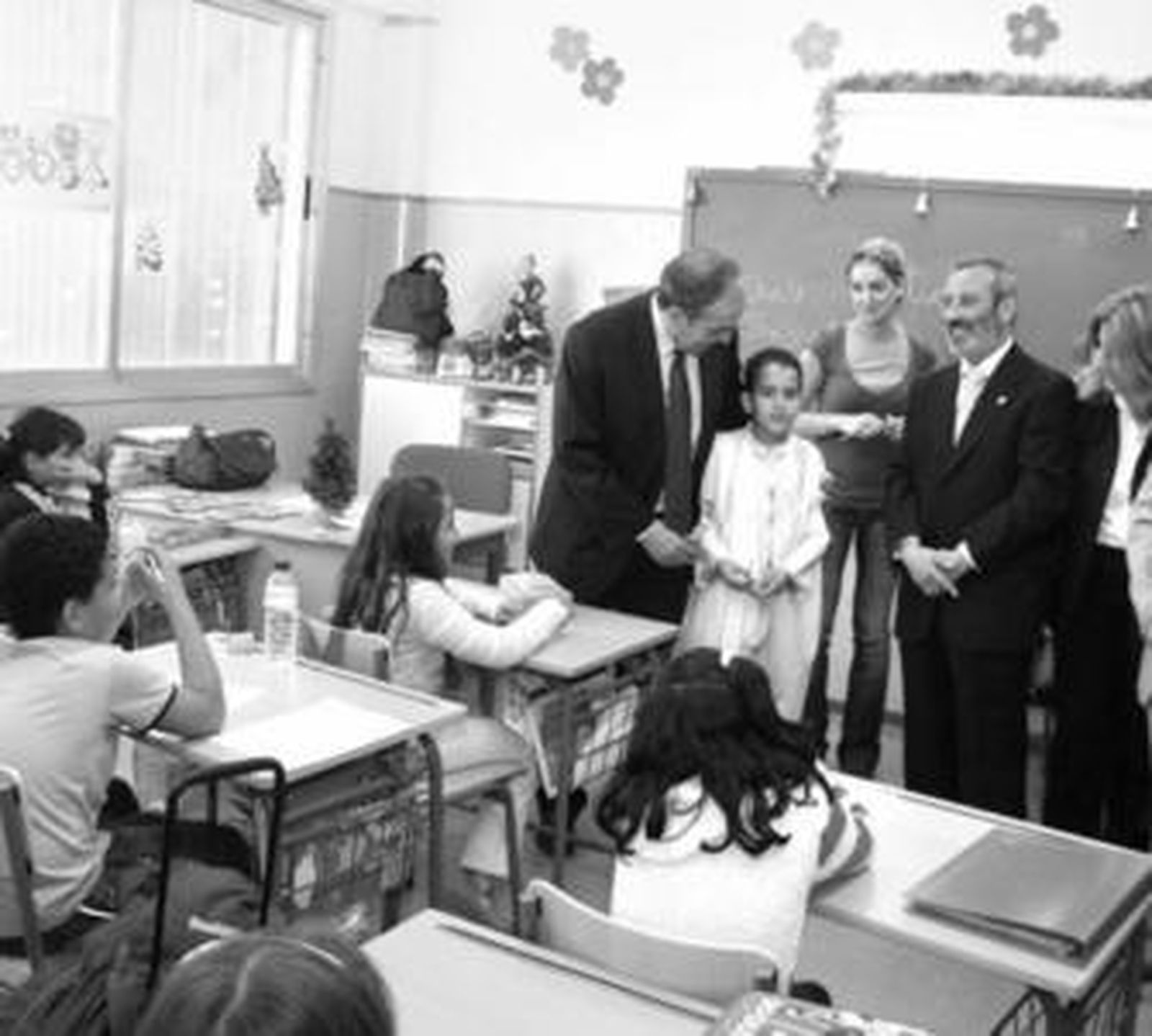 El delegado de Educación visita uno de los colegios que se acogen a estos servicios.