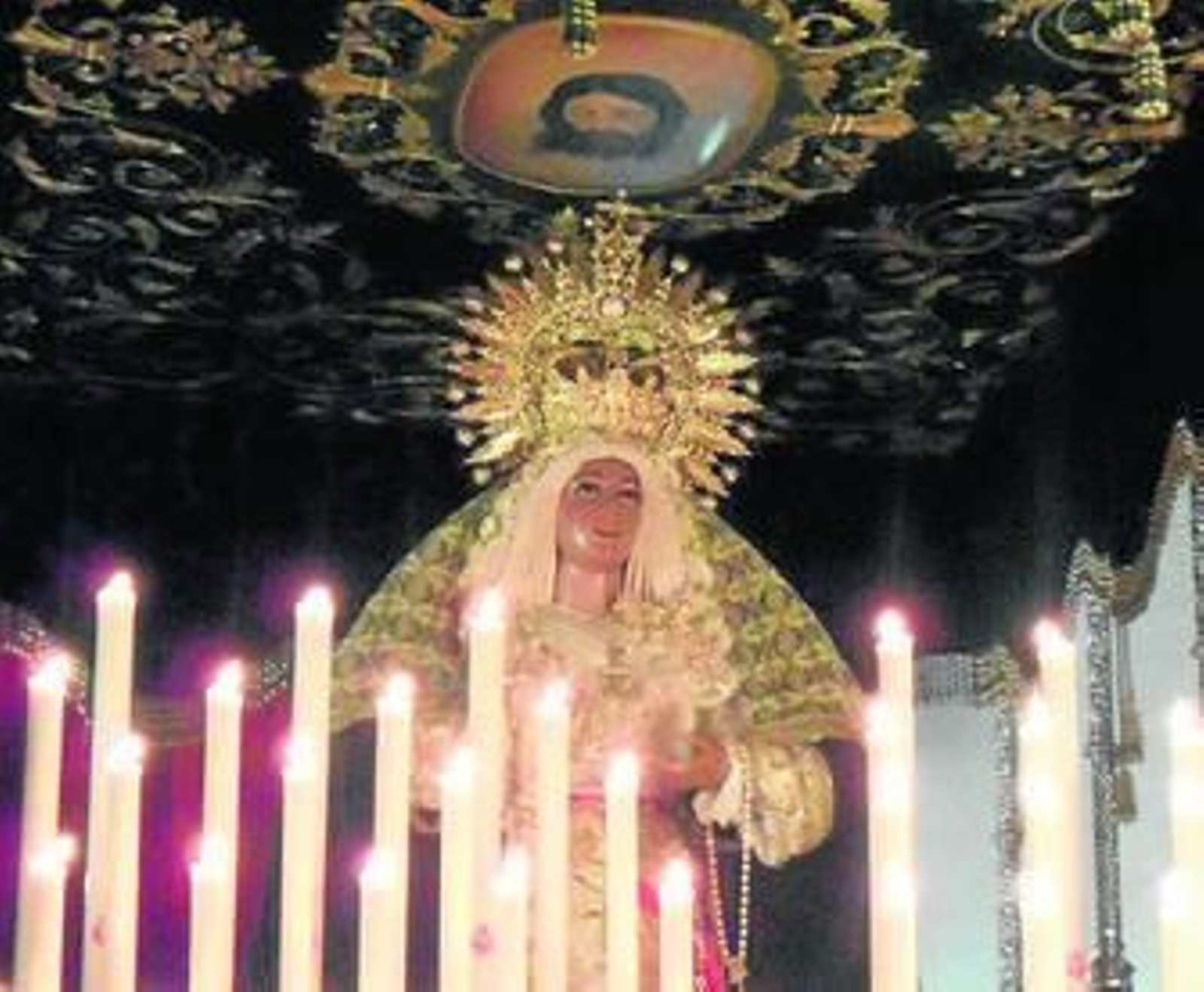 La imagen de María Santísima de Gracia y Esperanza en el presbiterio de la parroquia.