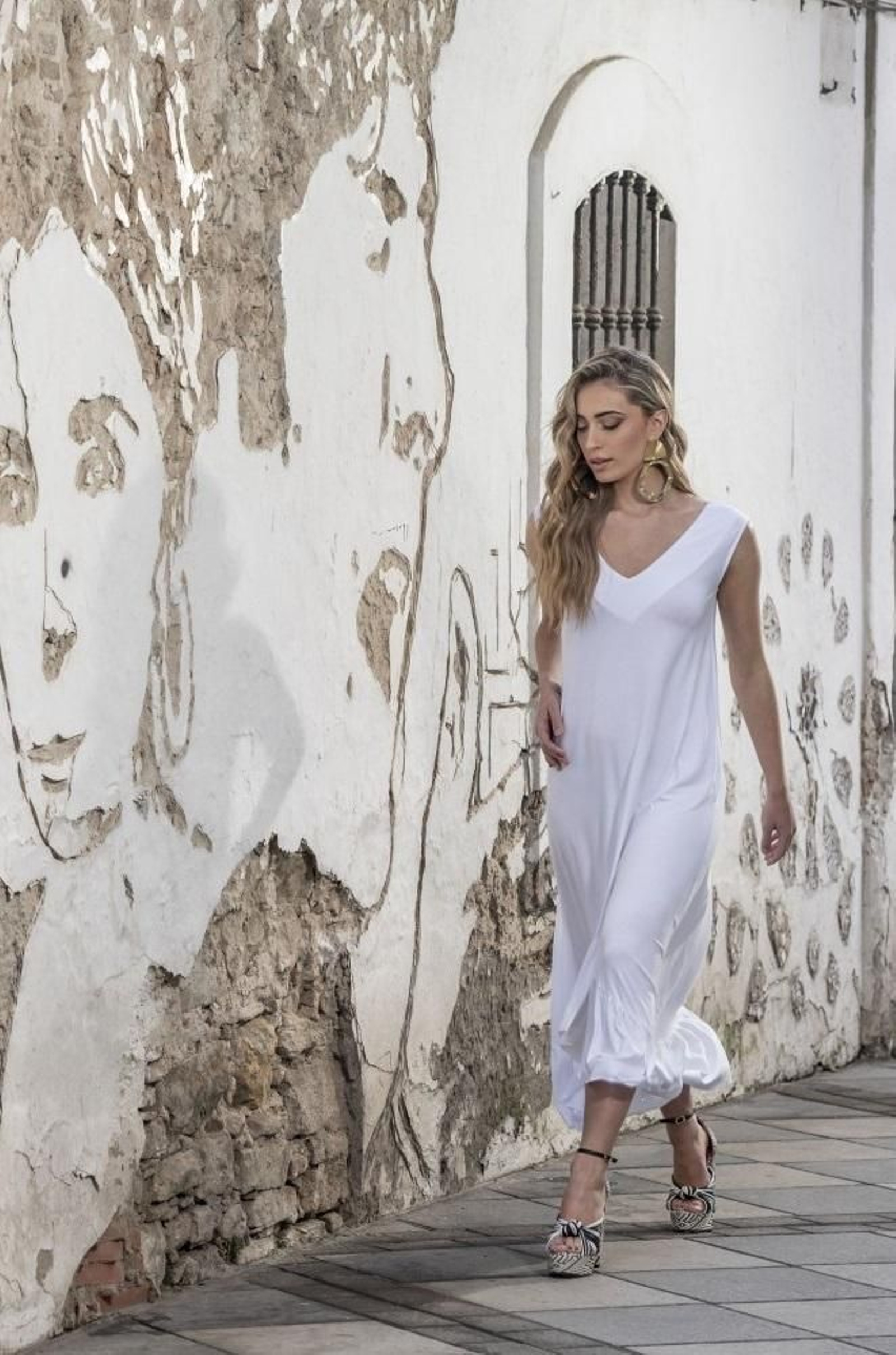 Una modelo con un vestido de Guan Perea.