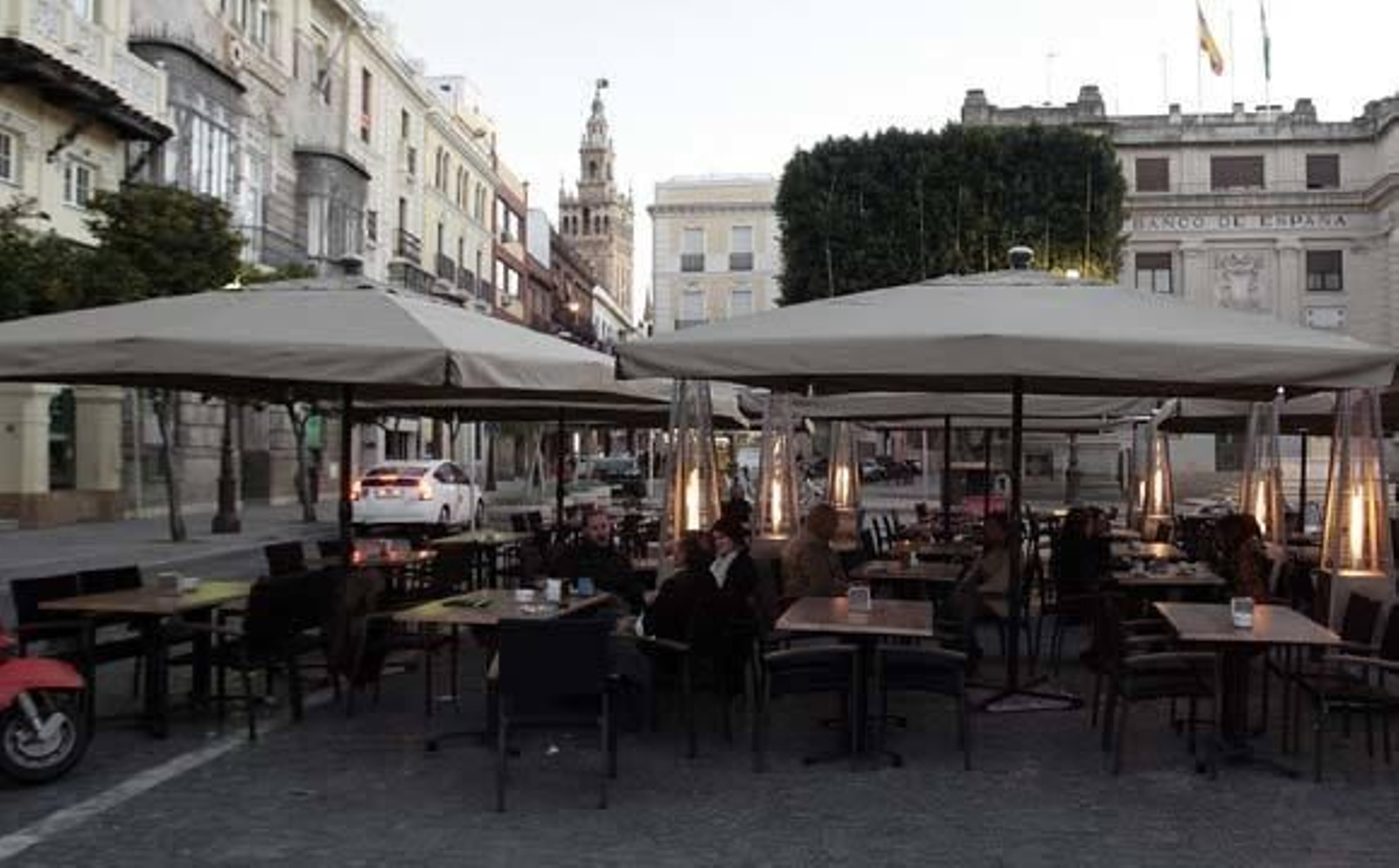 Lipasam y los hosteleros refuerzan la limpieza de las zonas de veladores