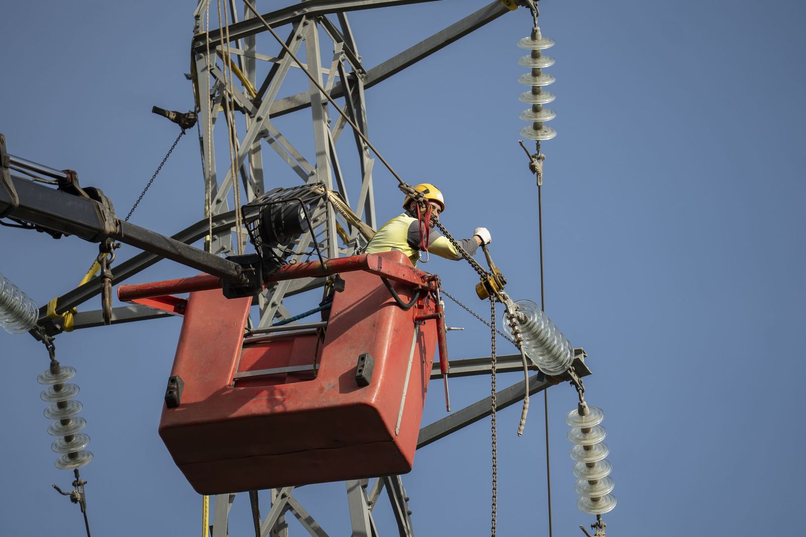 Una brigada de Endesa durante una intervención en Arcos de la Frontera tras el paso de la borrasca Marta.