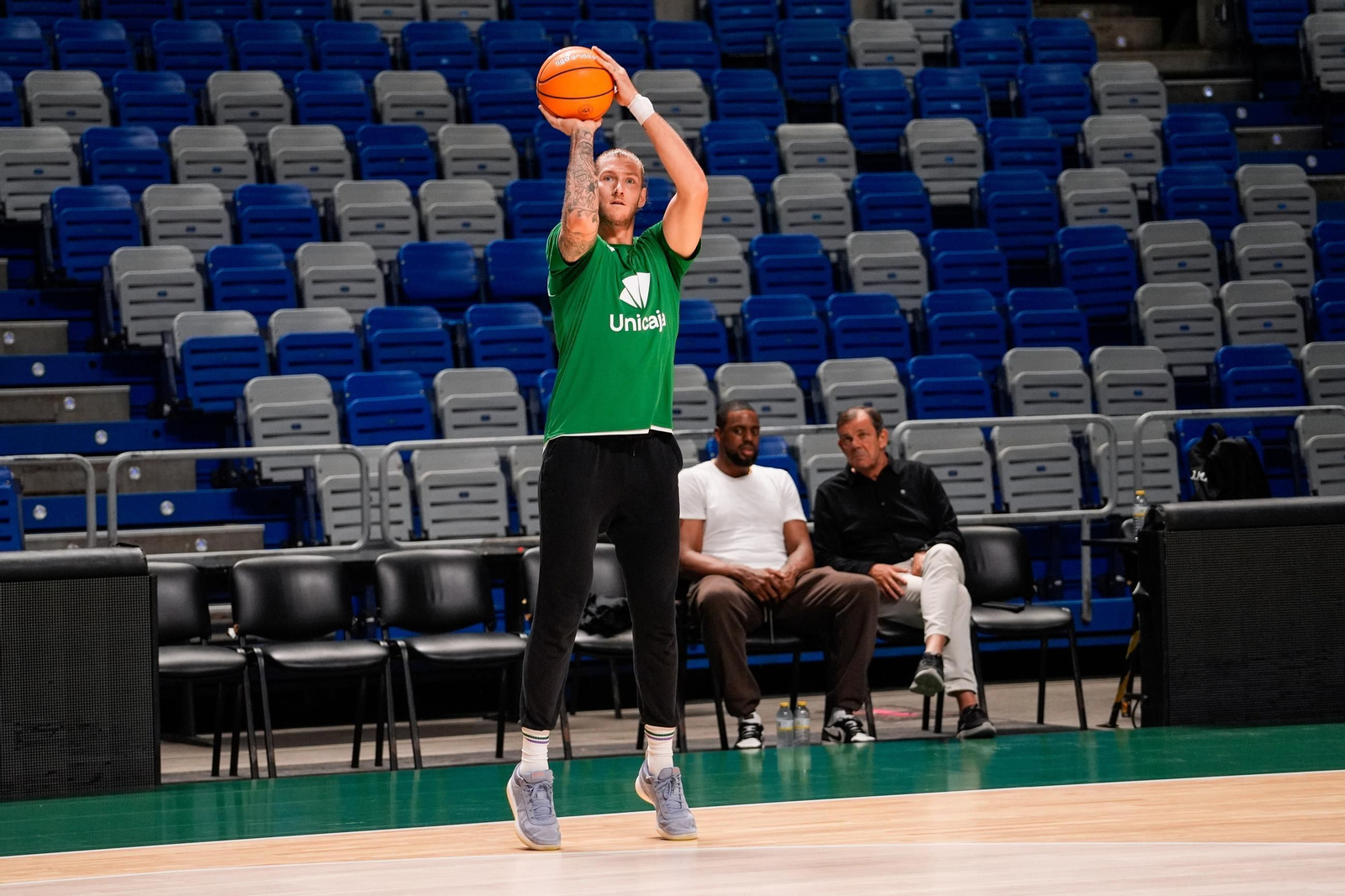 Kameron Taylor y Jonathan Barreiro se entrenan con el Unicaja
