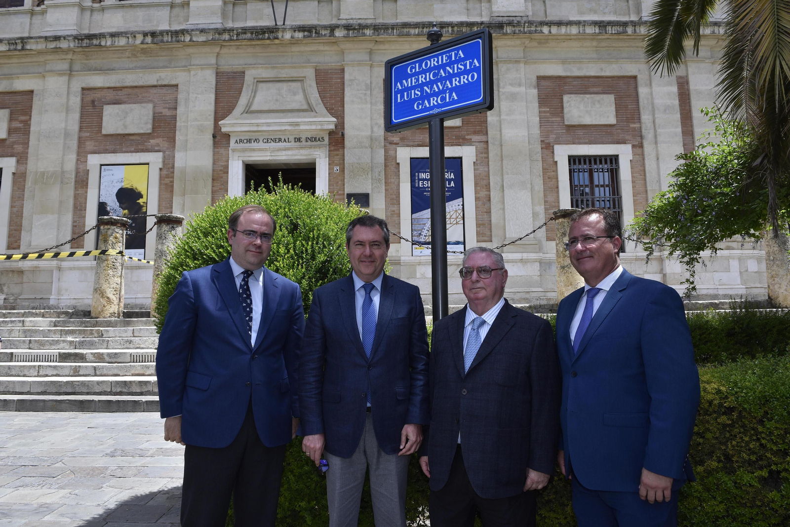Luis Navarro, bajo el cartel de su glorieta flanqueado por el alcalde, Juan Espadas  y su hijo Carlos Navarro Antolín a la izquierda, y el edil Juan Carlos Cabrera a la derecha.