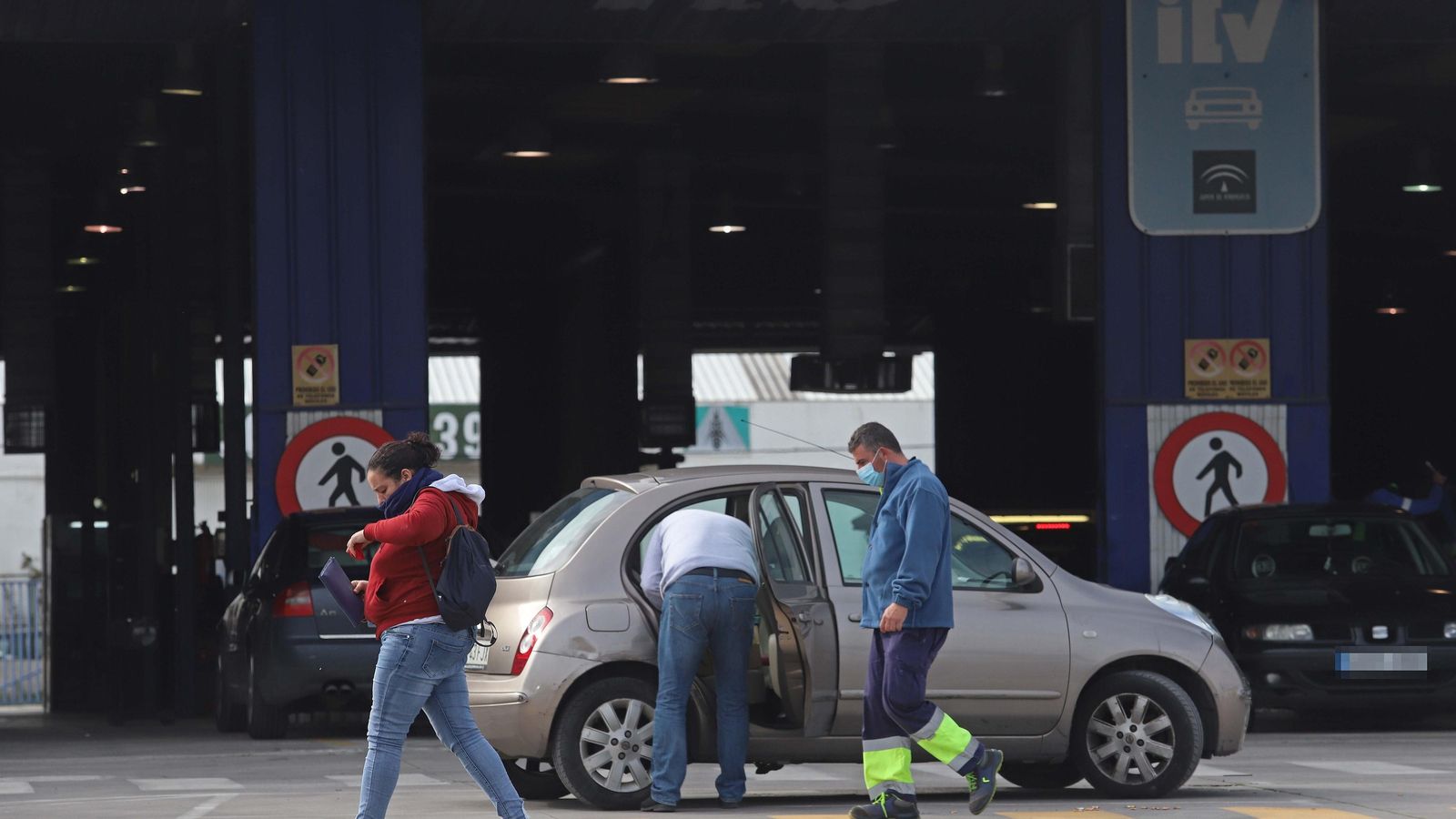 Inspección de un vehículo en la ITV de Algeciras.