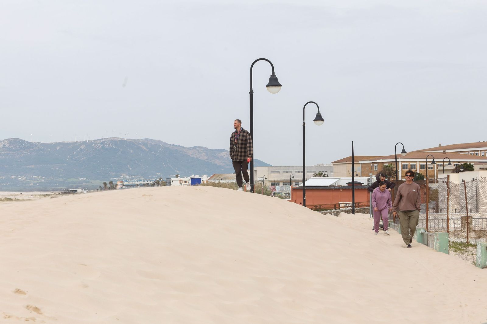 Las fotografías del paseo marítimo de Tarifa cubierto por la arena