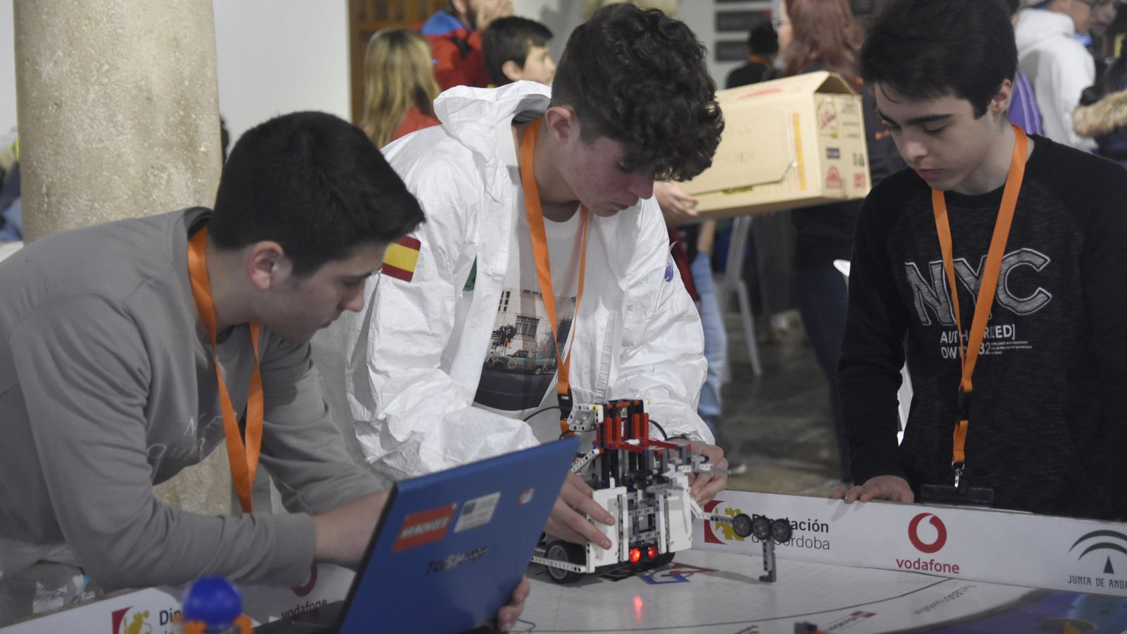 Varios alumnos durante una de las fases de la competición