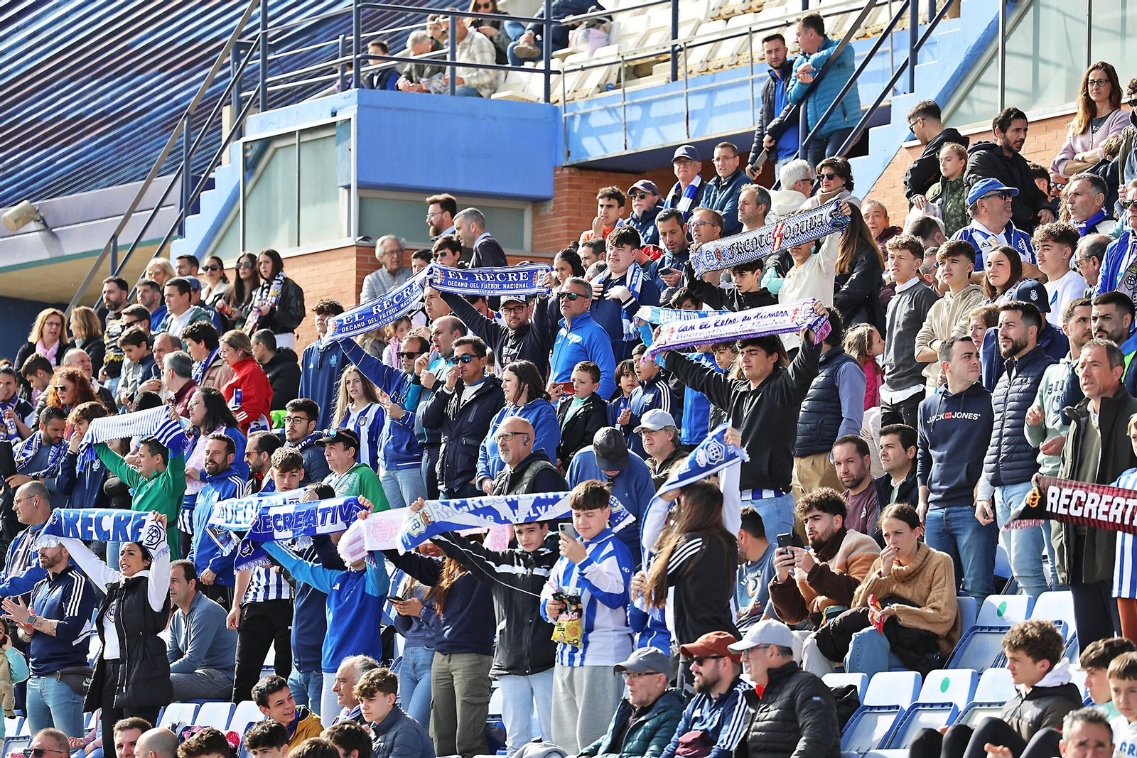 Ambiente en las gradas del Recreativo de Huelva vs AD Ceuta FC