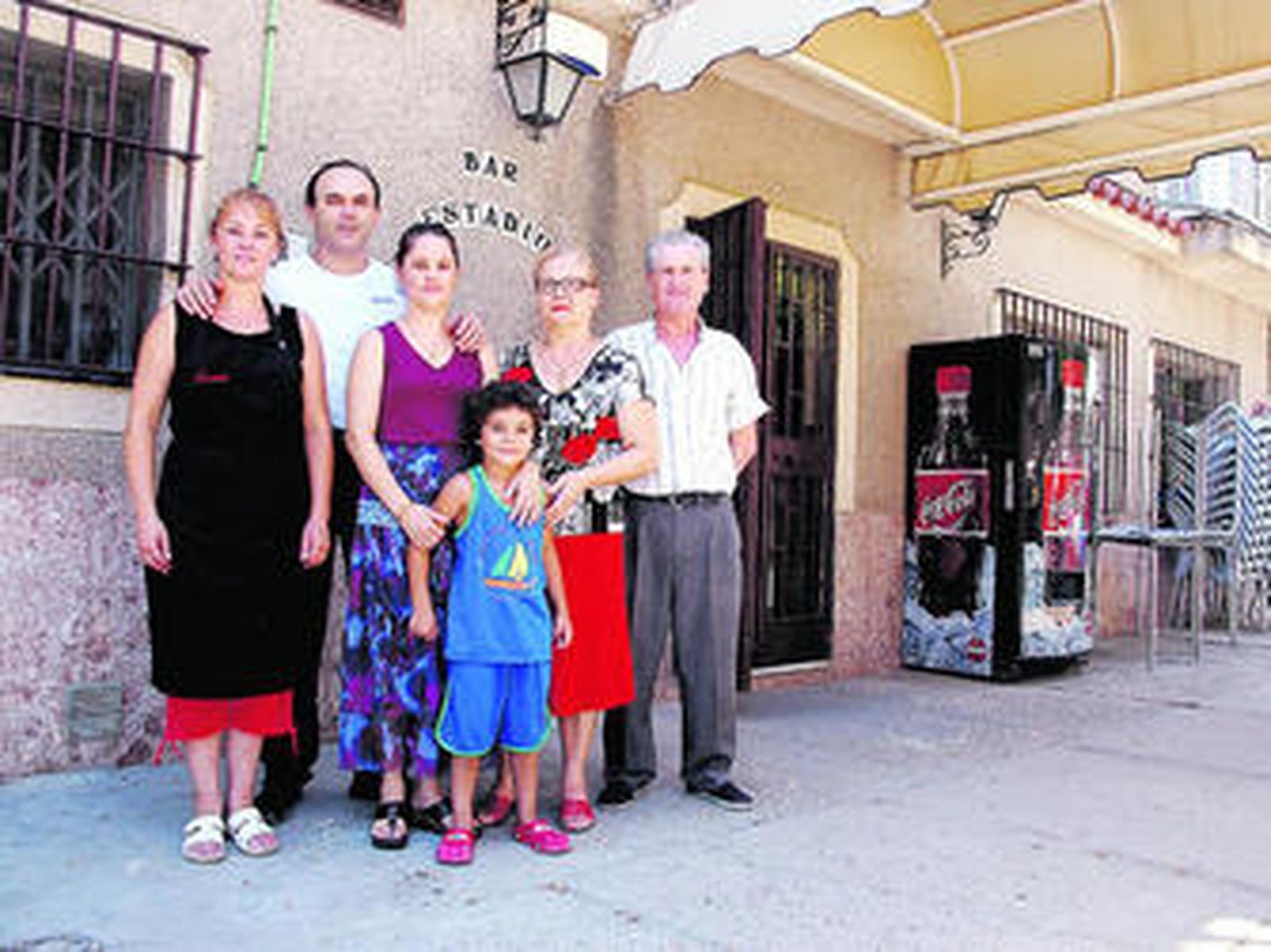 La familia Fernández- Llamas posa delante de las puertas del Bar Estadio.