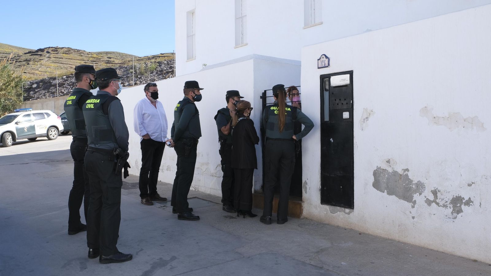 Seis agentes de la Guardia Civil y la comitiva judicial conversan con los jóvenes.
