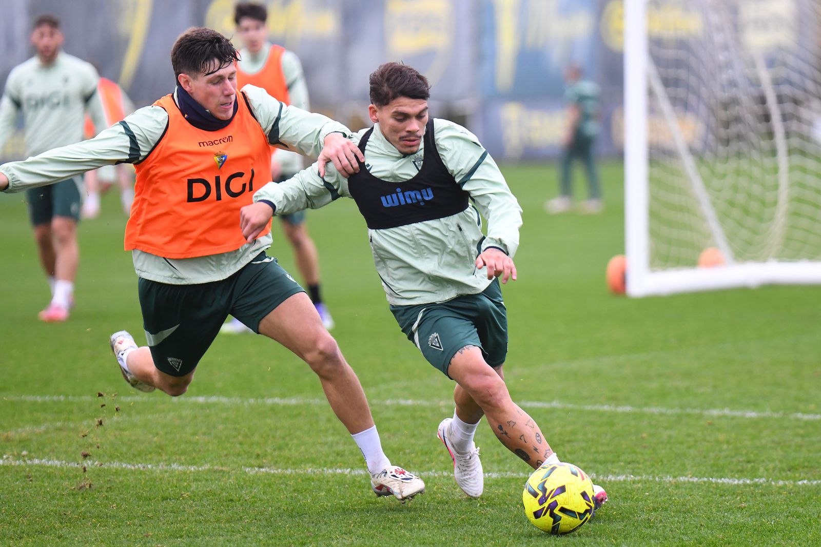 Iker Recio (i) y Brian Ocampo en un entrenamiento.