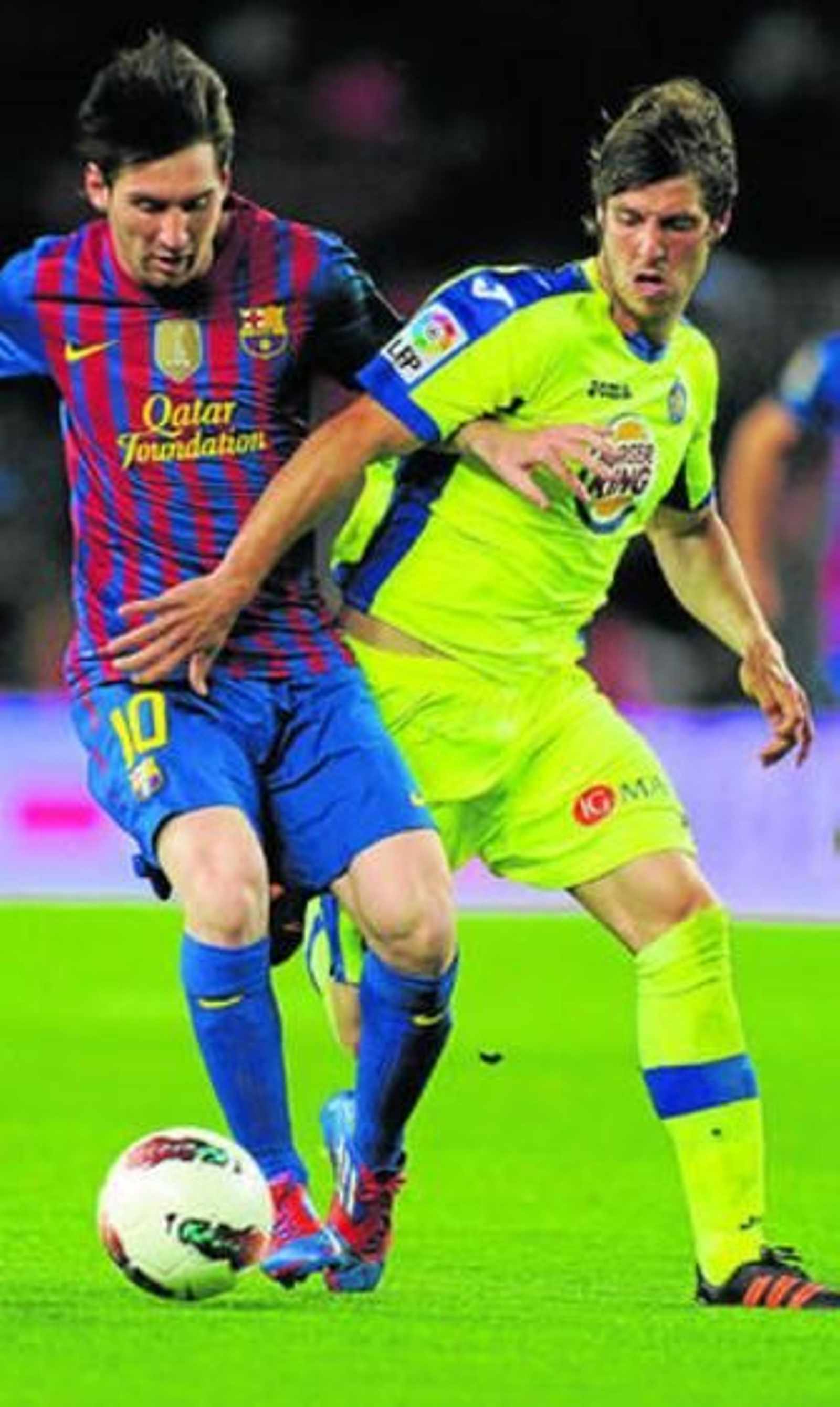 Rubén Pérez trata de arrebatarle un balón a Messi durante el partido del Camp Nou.