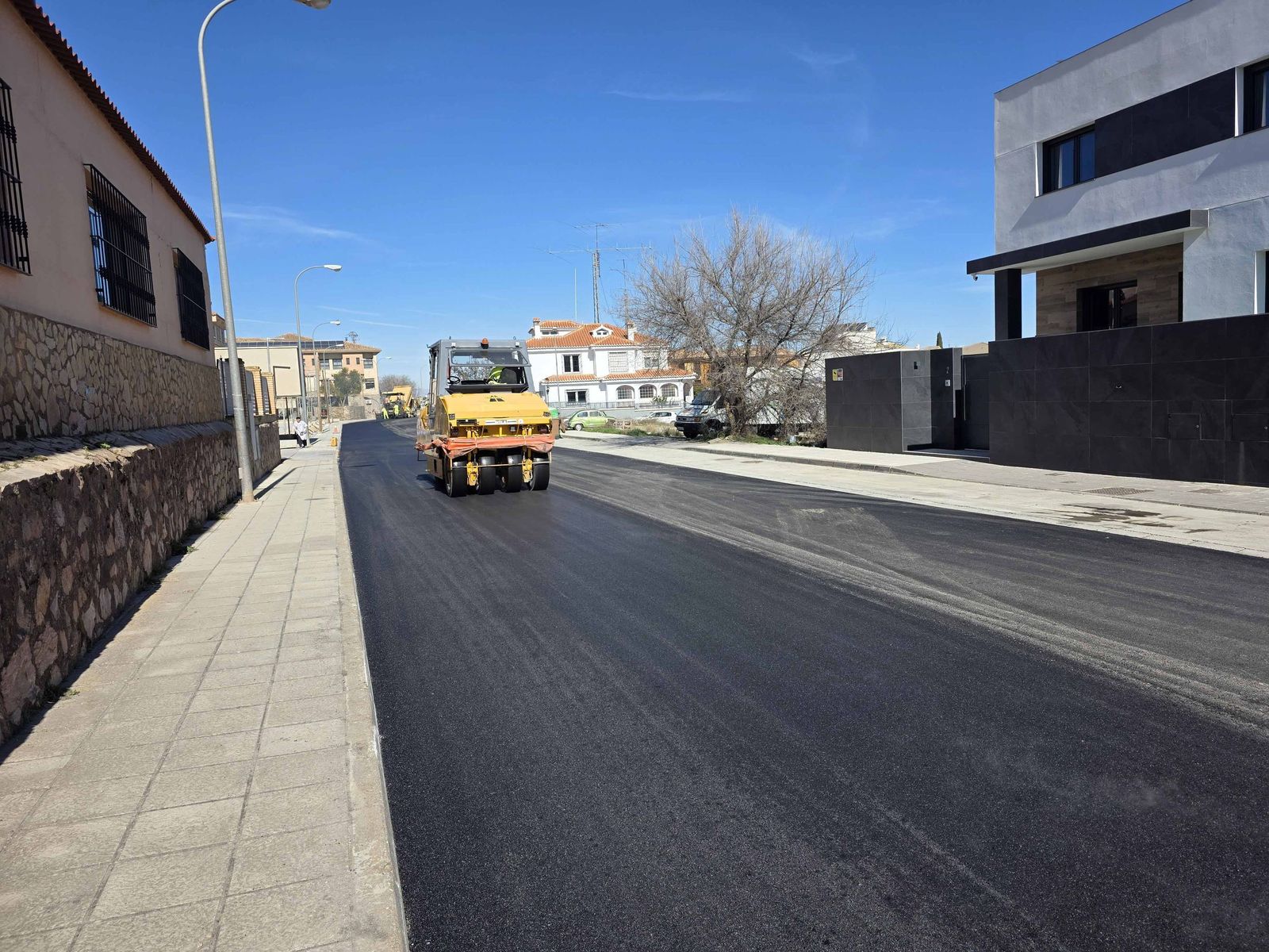 El Ayuntamiento de Guadix está asfaltando varias calles de la localidad.