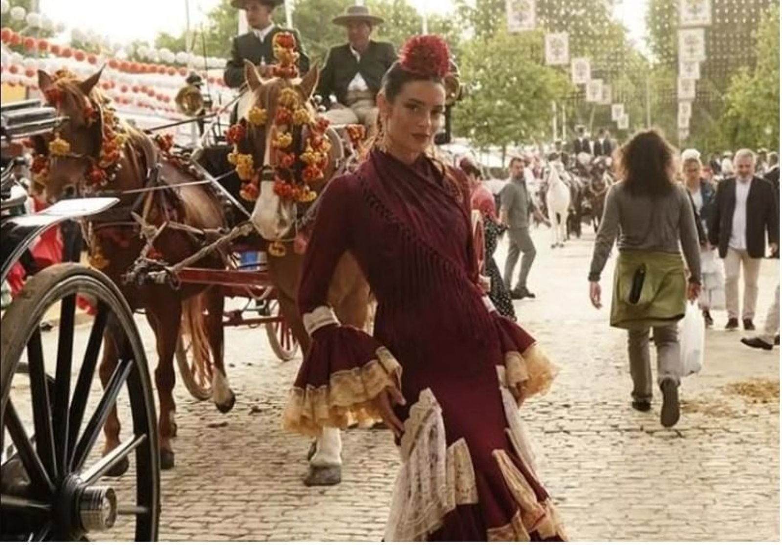 La influencer Susana Molina con un traje de flamenca de Aurora Gaviño en la Feria de Abril de 2025.