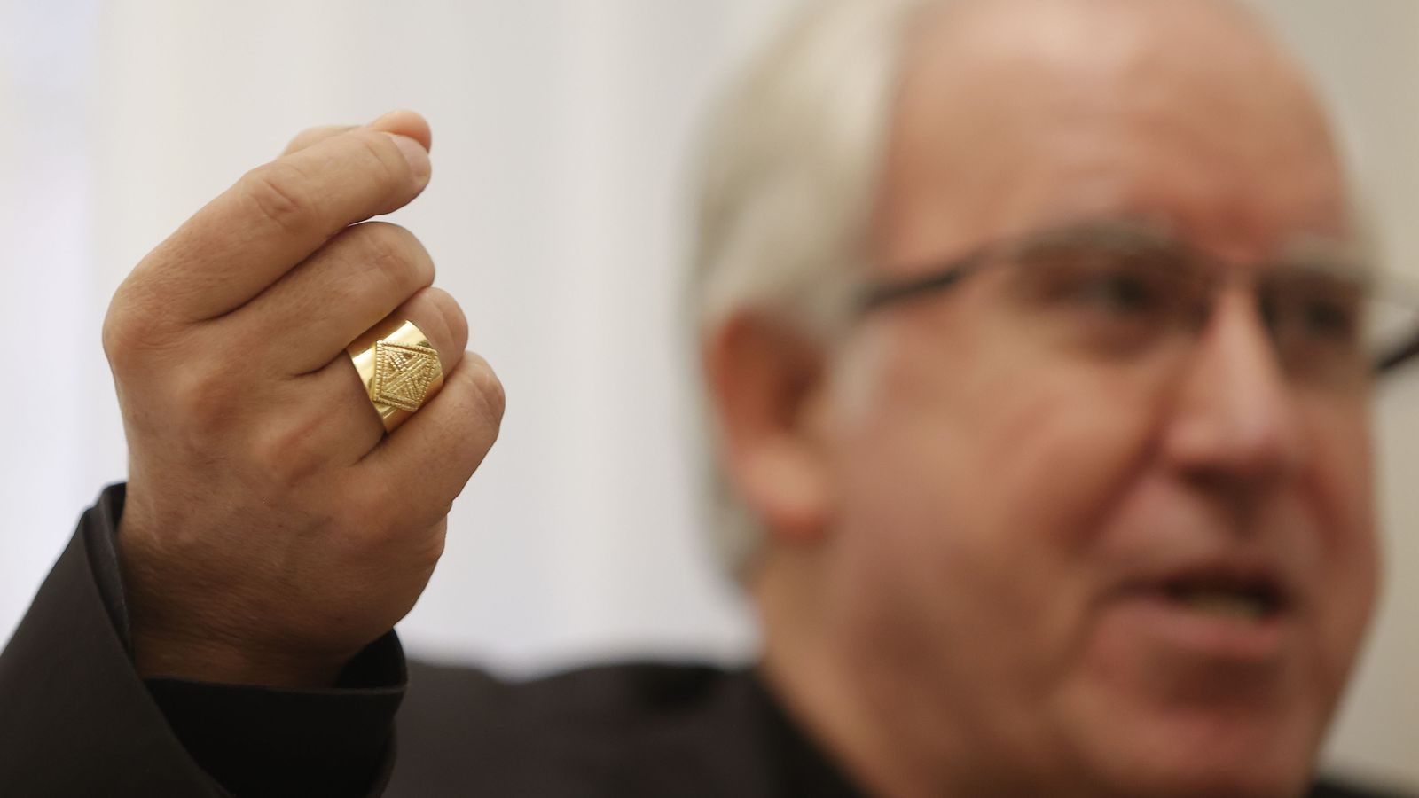 Detalle del anillo pastoral