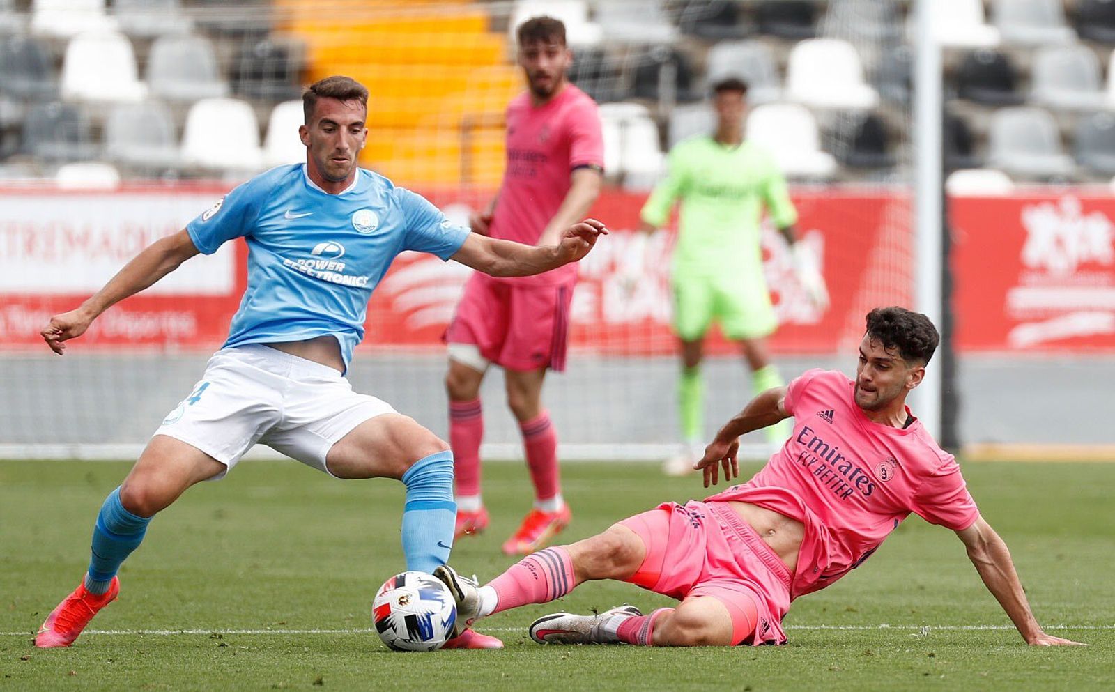 Xavi Sintes realiza una entrada en un partido con el Real Madrid Castilla.