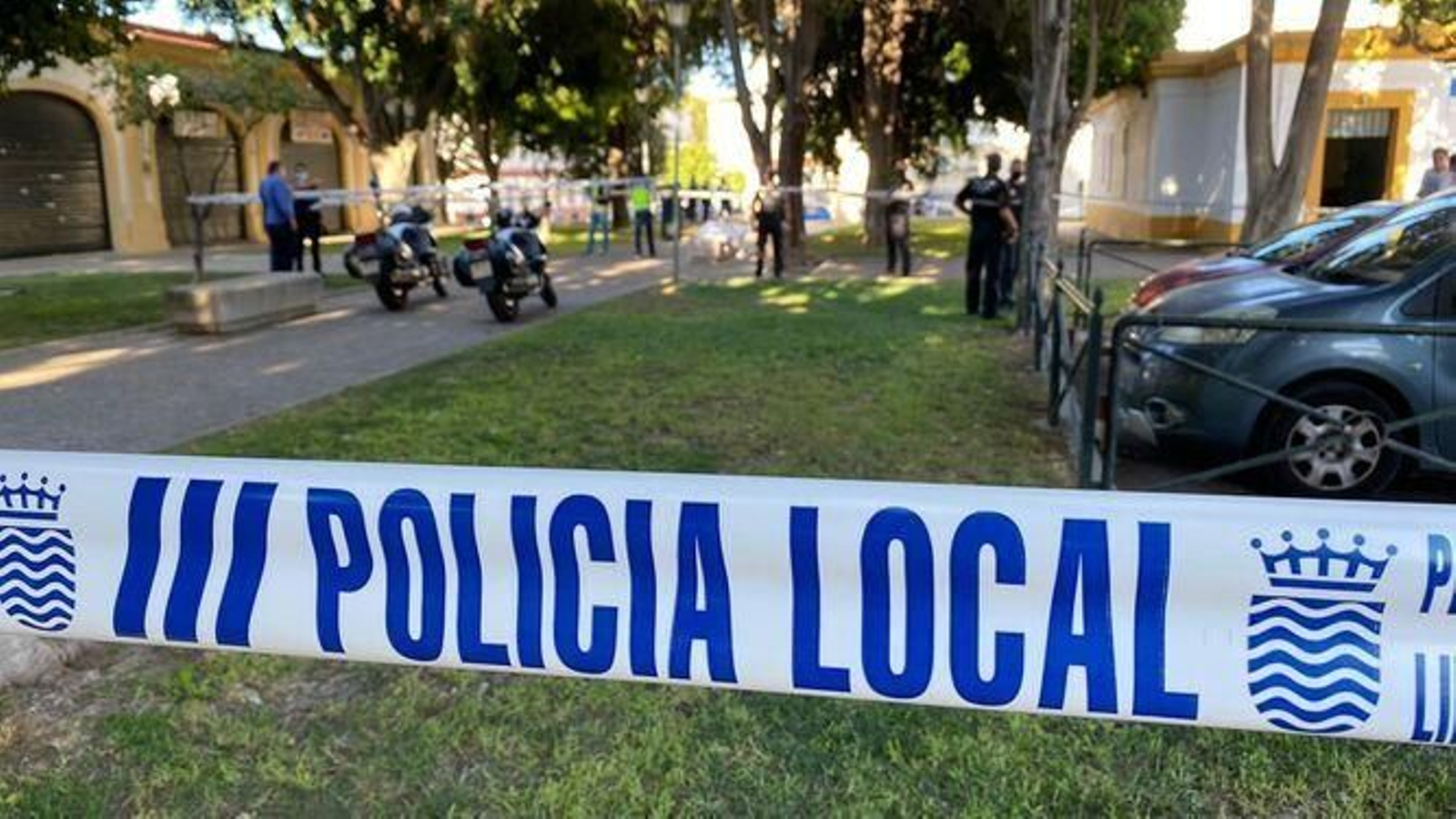 Cordón policial ante el cuerpo del hombre asesinado.