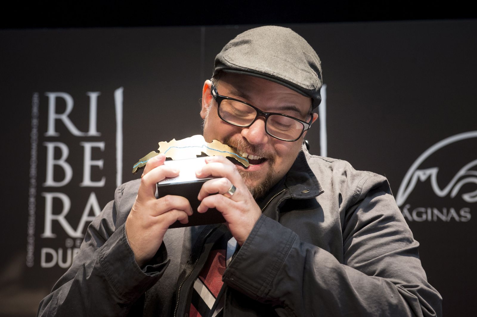 Antonio Ortuño, ayer en La Casa Encendida de Madrid, mordiendo su Premio Ribera del Duero.