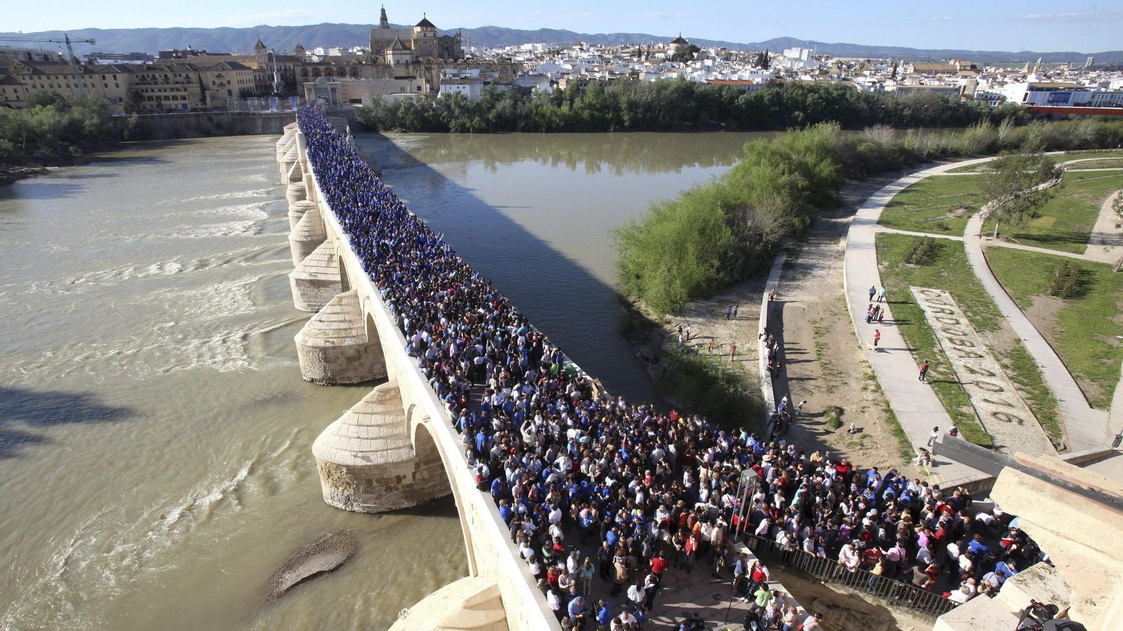 Miles de personas llenaron el Puente Romano en apoyo a la candidatura de Córdona 2016.