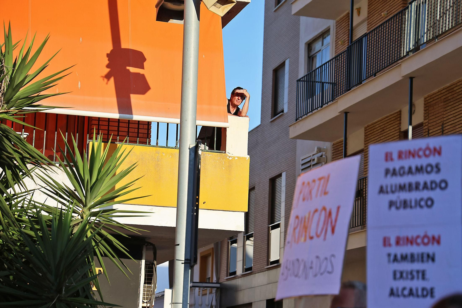 Imágenes de la concentración de los vecinos del Portil por el abandono de la playa