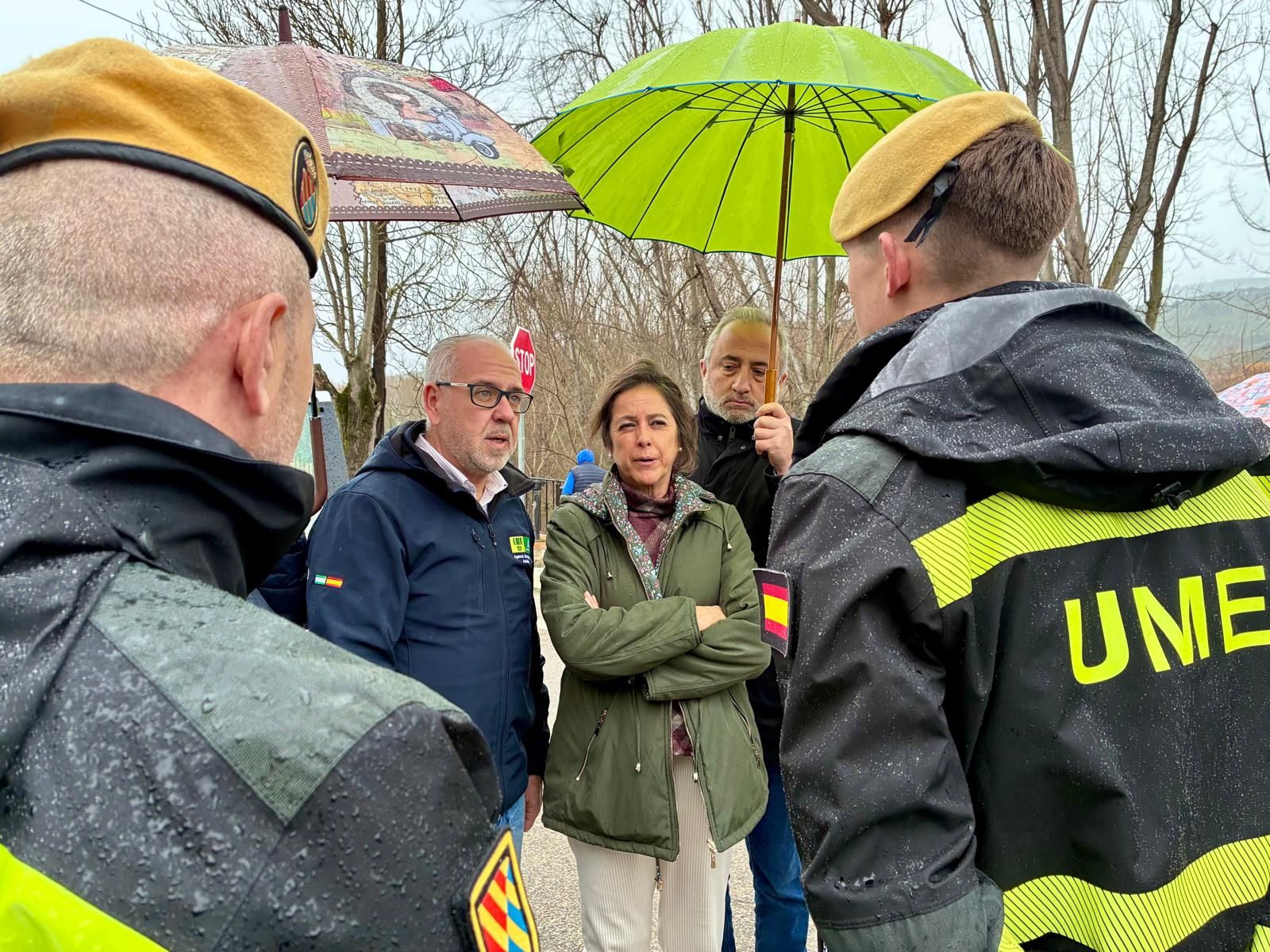 La consejera y el delegado del Gobierno, con miembros de la UME en Mogón.
