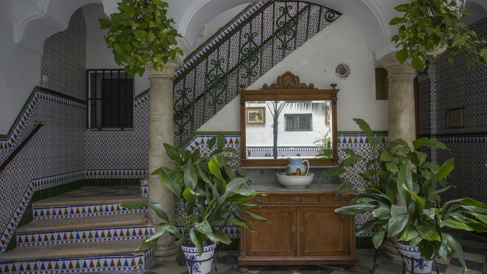 Patio- Lo decora un antiguo tocador  con espejo en el que se apoya un aguamanil.