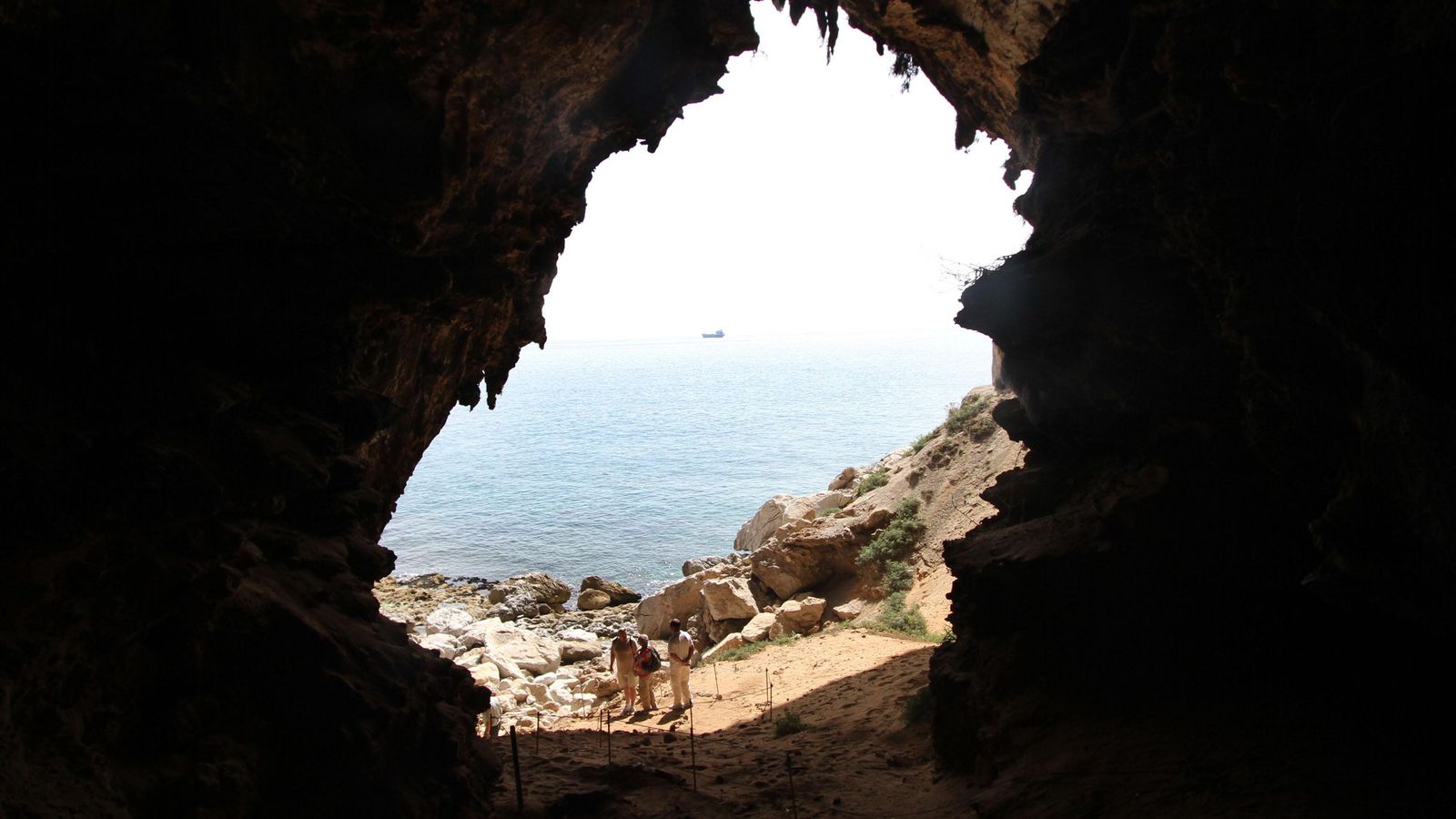Vista desde el interior de la cueva durante las excavaciones de 2012