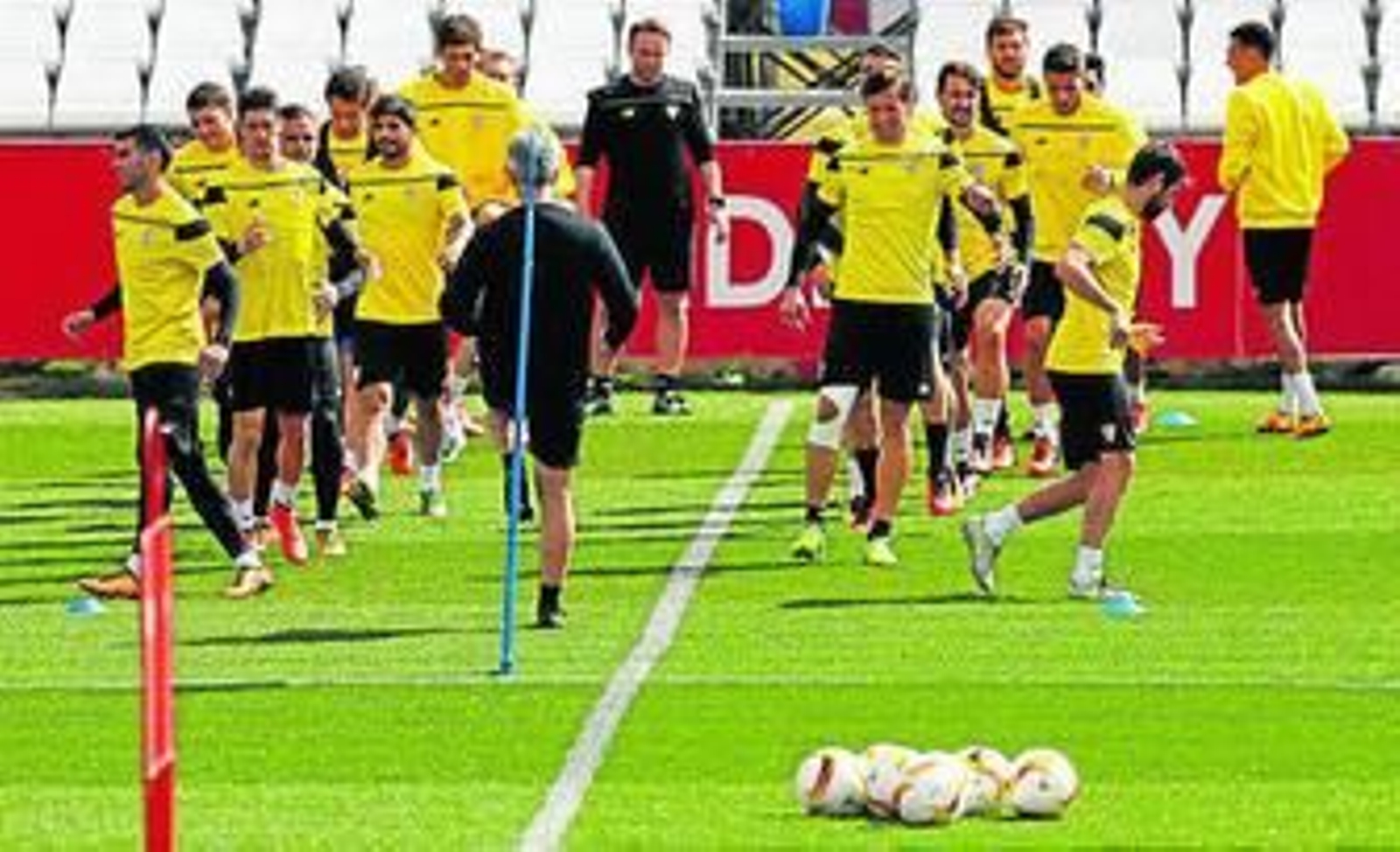 La plantilla se prepara para un calentamiento junto al preparador físico.